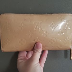Louis vuitton used beige ziggy wallet patent leath